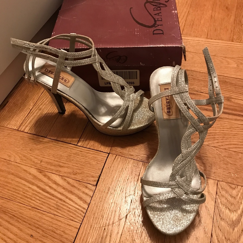 Silver sparkle dressy heels 👠👠